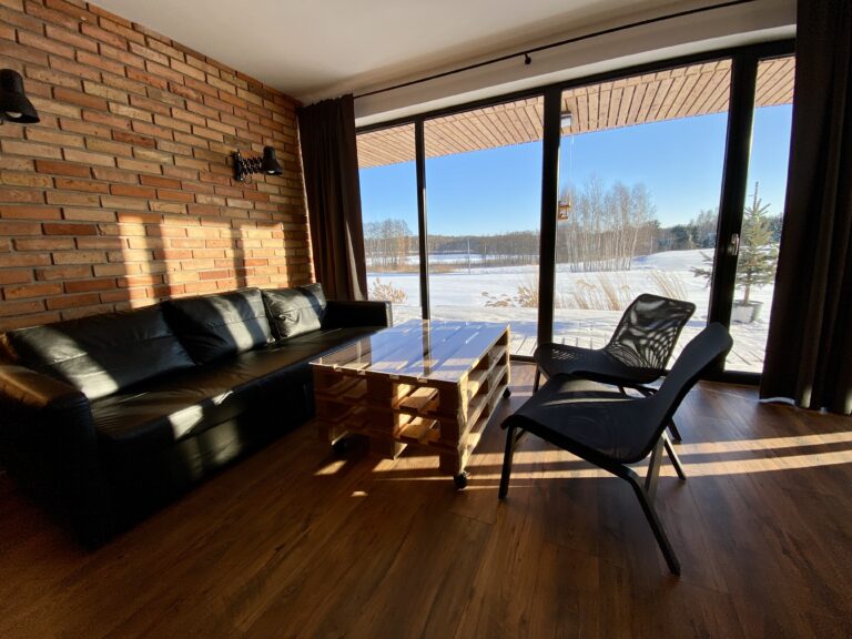 Apartamento Ceglany svetainė su vaizdu į pievą
