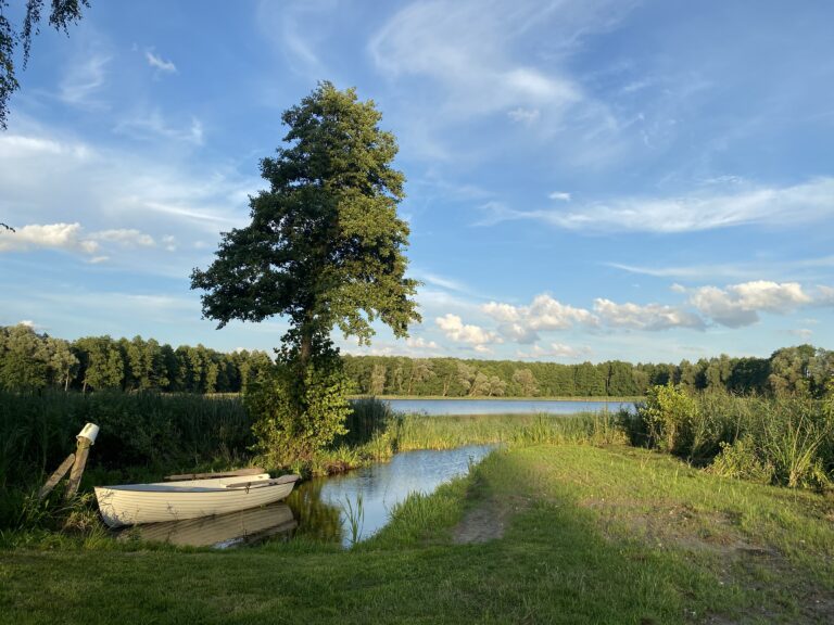 Mój ežeras su valtimi svečiams