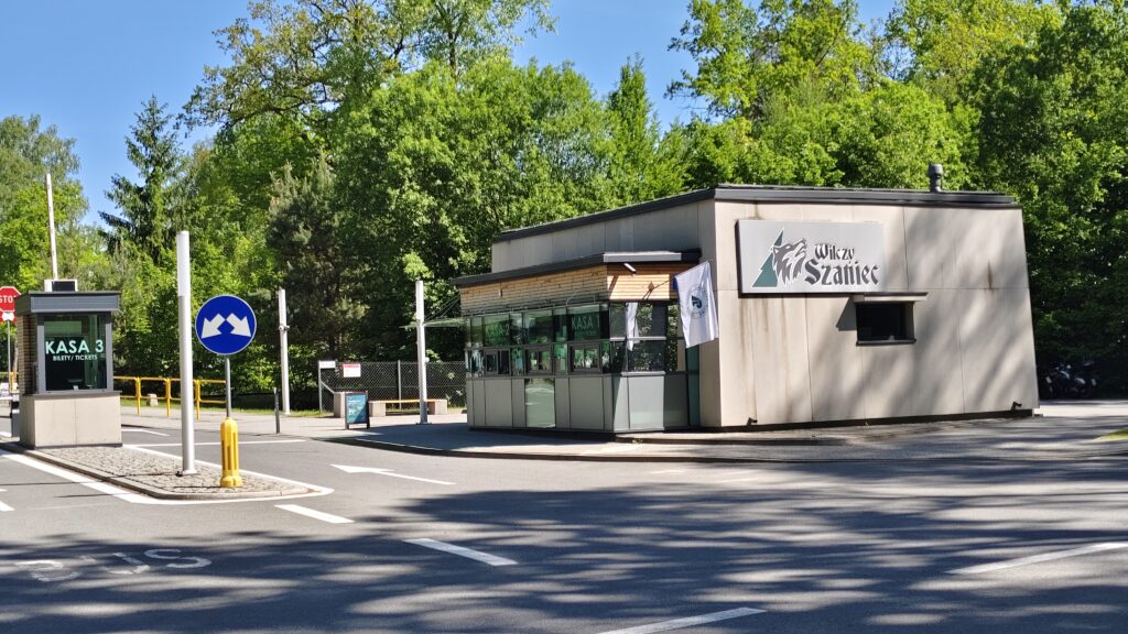 Brama wjazdowa i kasy biletowe Wilczego Szańca