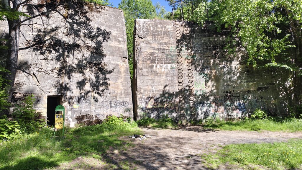 Rozsadzone betonowe bunkry Wilczego Szańca w lesie w Gierłoży